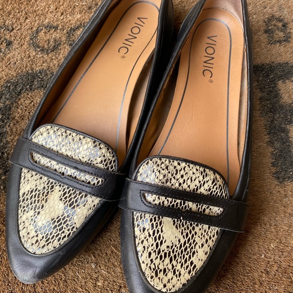 Vionic Shoes - Vionic Savannah Black Snakeskin Pointed Loafers - Women’s Size 7.5